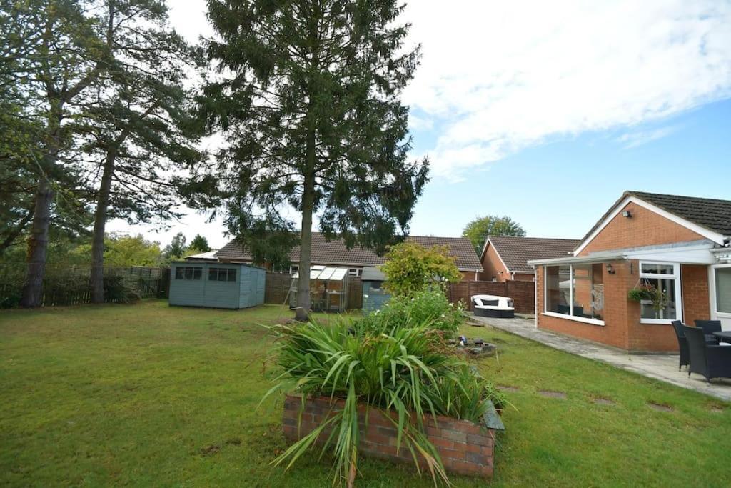 Little Hare Lodge - Spacious 2 Bedroom Attached Bungalow ウッドホール・スパ エクステリア 写真